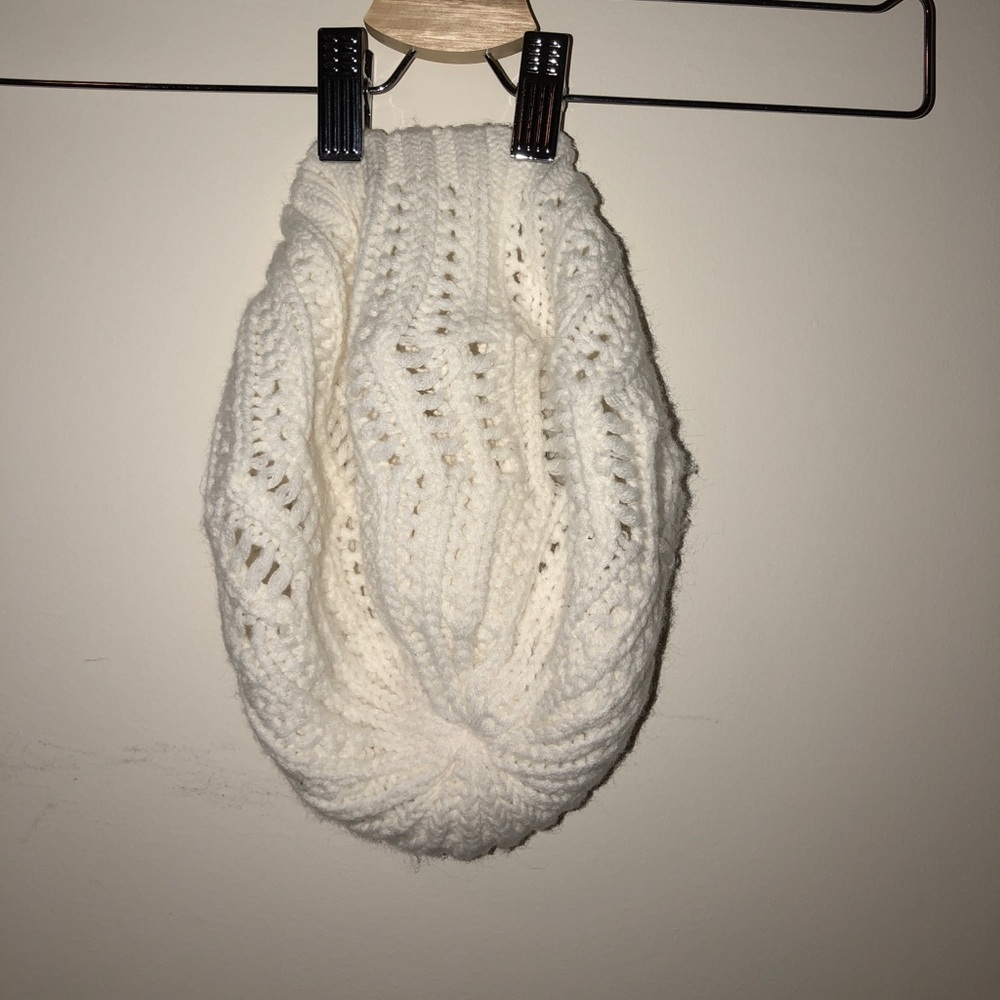 KNITTED WHITE BERET